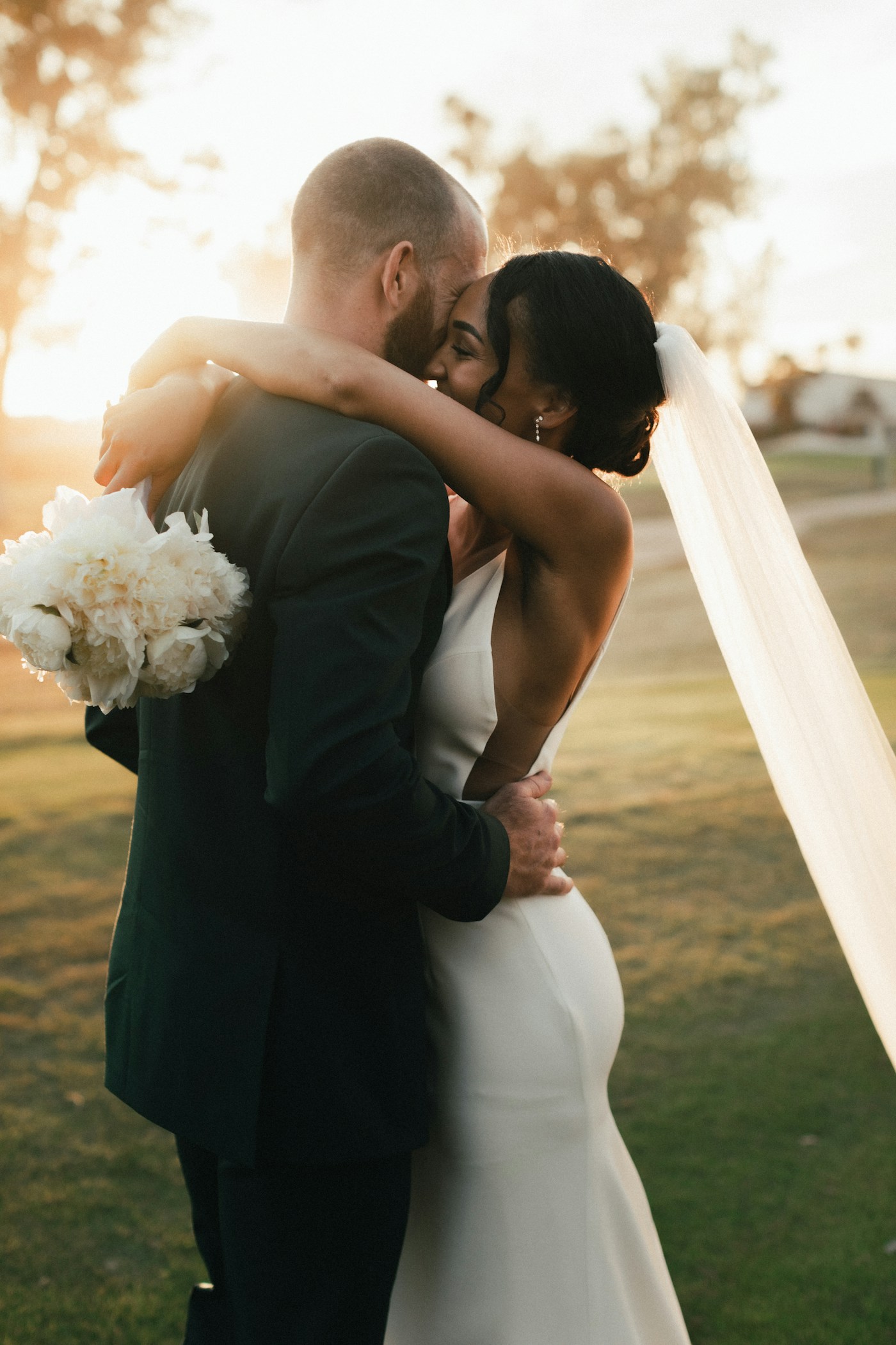 Una pareja abrazándose el día de su casamiento